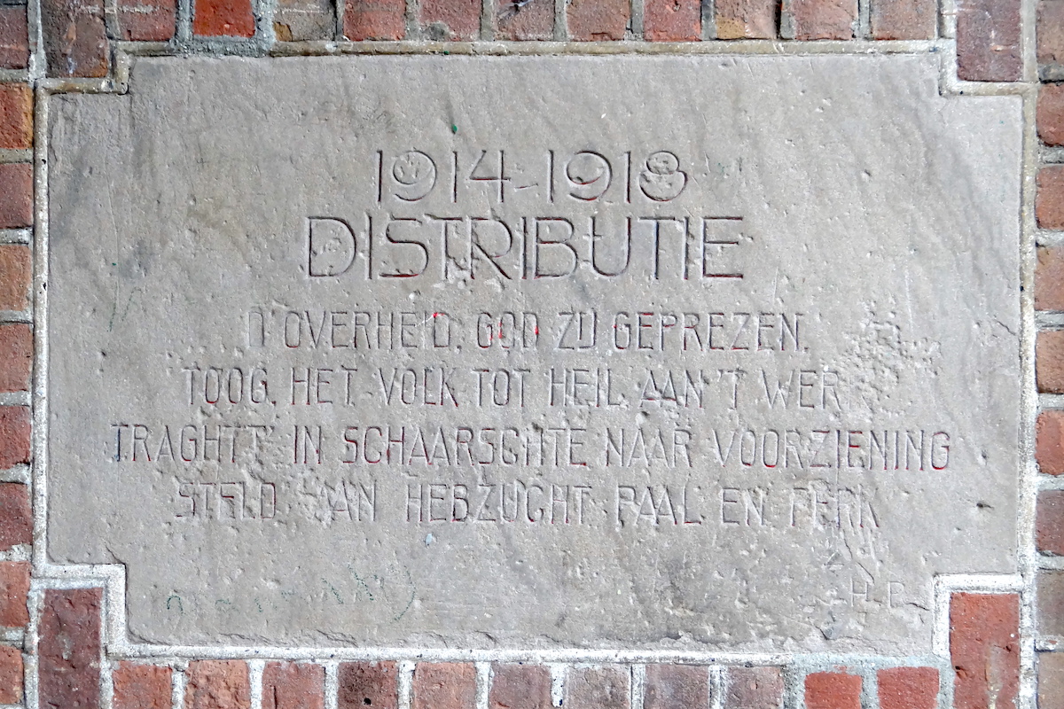 Gevelsteen over de distributie in 1914-1918, in Amsterdam-Noord.