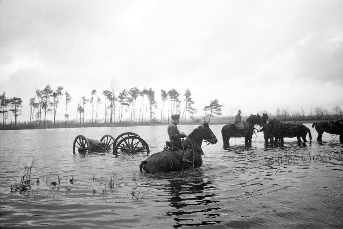Oefening van bereden veldartillerie in een inundatie.